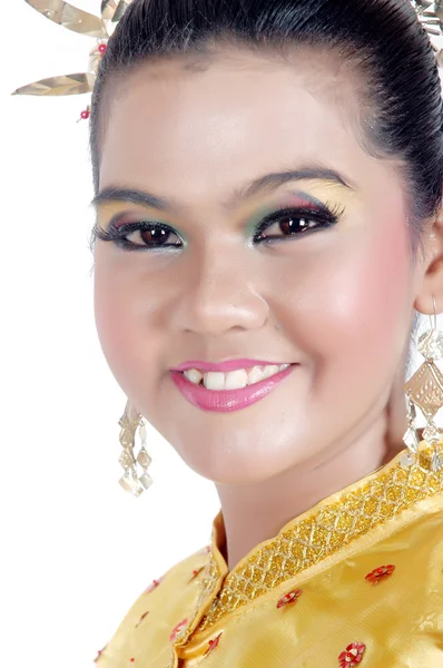Bir Asyalı genç kız portresi geleneksel yerli kabile Borneo'da giyinmiş — Stok fotoğraf