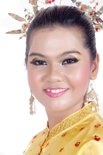 Portret azjatycki młoda dziewczyna ubrana w tradycyjnych miejscowych plemiennych borneo — Zdjęcie stockowe