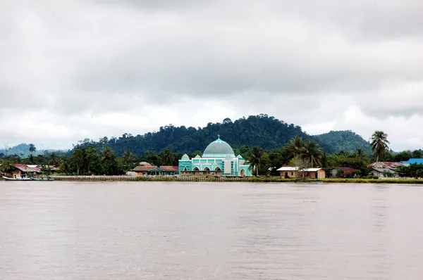 A small mosque on the banks of the river Malinau, Indonesia — Stock Photo, Image