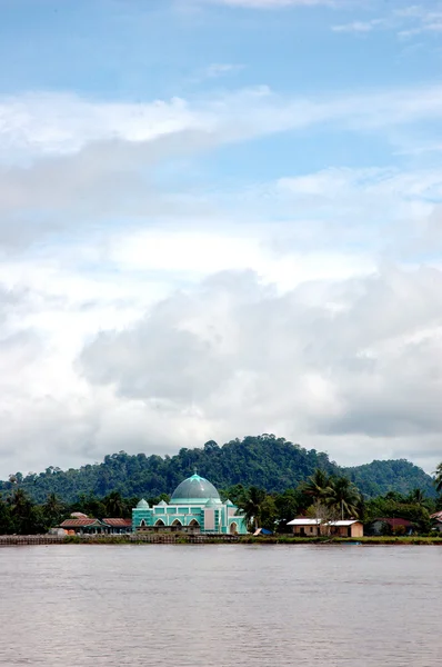 En liten moské på stranden av floden malinau, Indonesien — Stockfoto