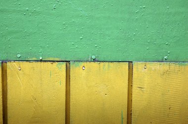 Sarı ve yeşil ahşap duvar