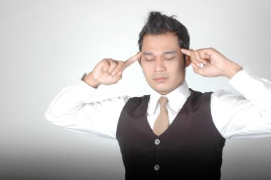 Asyalı genç adam duruşu ile düşünüyordum