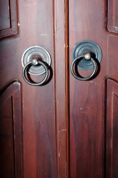 ダークブラウンの木製のドア — ストック写真