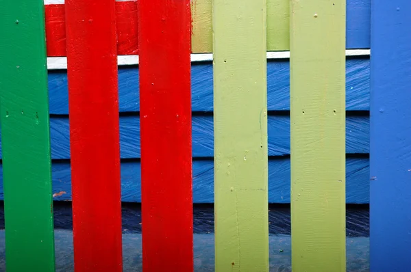 Cerca de madeira colorida — Fotografia de Stock