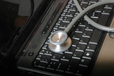 Bilgisayar klavyesinde steteskop