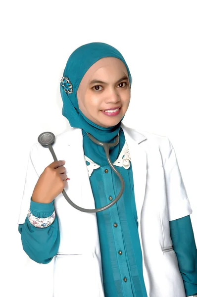 Aziatische jonge vrouw arts houden een stethoscoop — Stockfoto