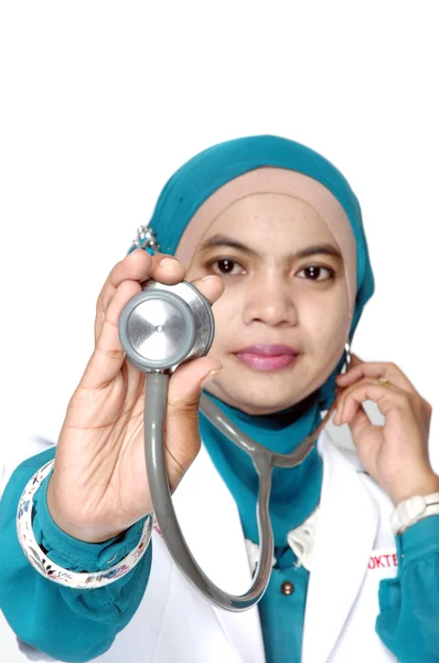 Azjatyckie kobiety młody lekarz przytrzymanie stetoskop — Zdjęcie stockowe