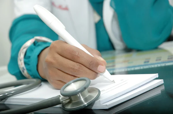 Médico a escrever uma receita — Fotografia de Stock