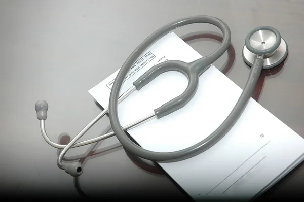 Stethoscope with a blank white paper — Stock fotografie