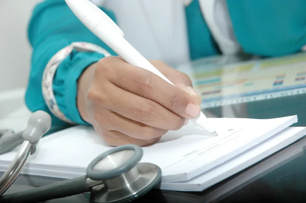 Médico a escrever uma receita — Fotografia de Stock