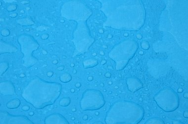 Mavi yağmur su birikintileri