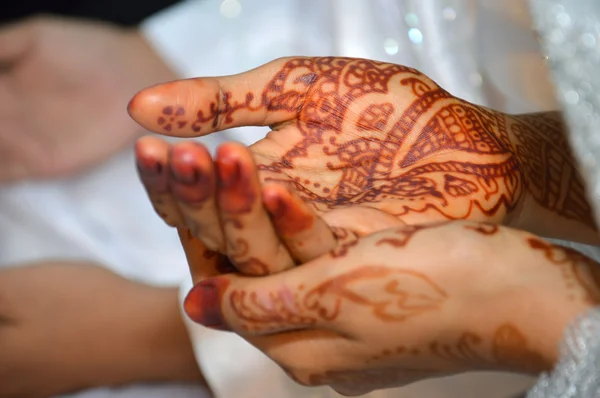Henna på händerna på indonesiska bröllop brud — Stockfoto
