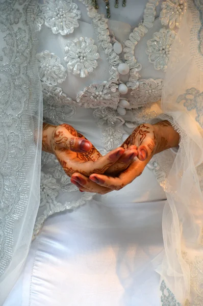 インドネシア結婚式の花嫁の手にヘナします。 — ストック写真