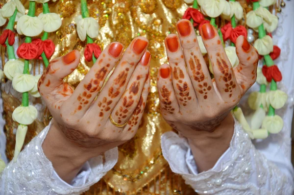 Henna en manos de novia de boda indonesia — Foto de Stock