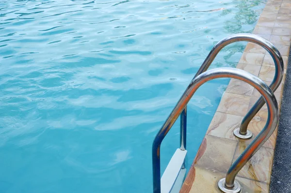 Rostfri stege i poolen — Stockfoto