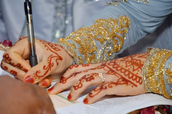 Henna en manos de novia de boda indonesia —  Fotos de Stock