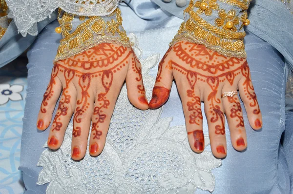 Henna nas mãos da noiva de casamento indonésia — Fotografia de Stock