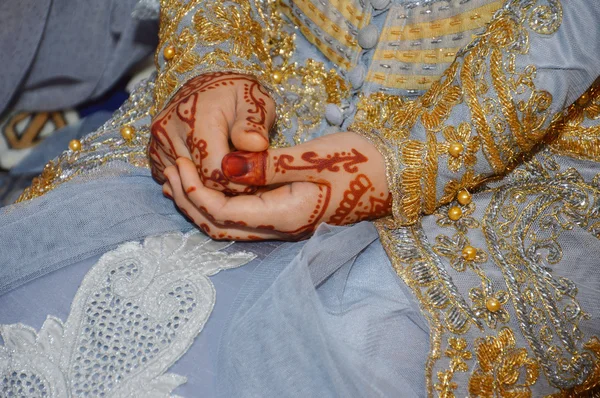 Henna nas mãos da noiva de casamento indonésia — Fotografia de Stock