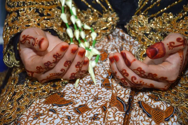 Henna op handen van Indonesische bruiloft bruid — Stockfoto