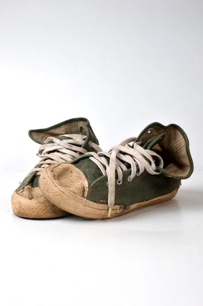 Viejas zapatillas verdes usadas — Foto de Stock