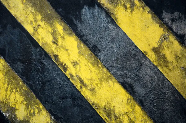 Vieilles bandes noires et jaunes sur le mur — Photo