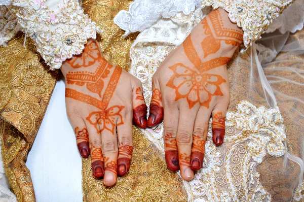 Henna nas mãos da noiva de casamento indonésia — Fotografia de Stock