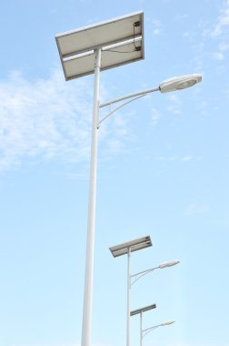 güneş panelleri ile sokak ışıkları