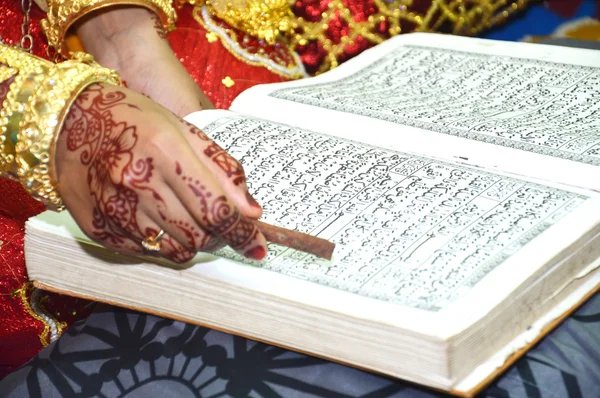 Henna στα χέρια της Ινδονησίας γάμου νύφη — Φωτογραφία Αρχείου