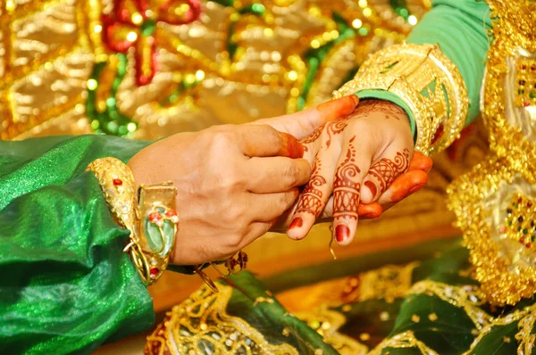 Henna na rękach indonezyjski ślubu panna młoda — Zdjęcie stockowe