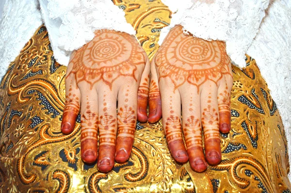 Henna en manos de novia de boda indonesia —  Fotos de Stock