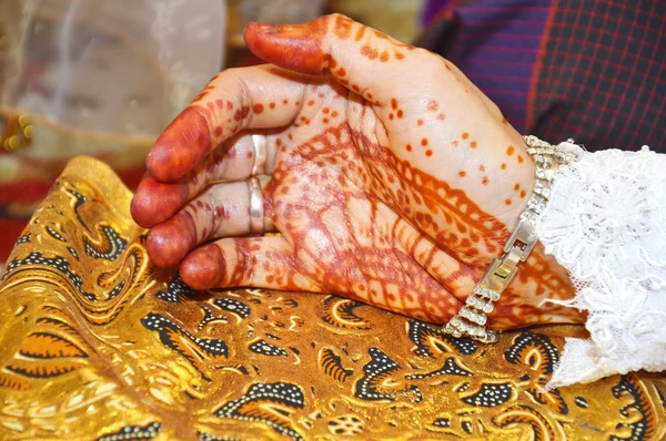 Henna op handen van Indonesische bruiloft bruid — Stockfoto