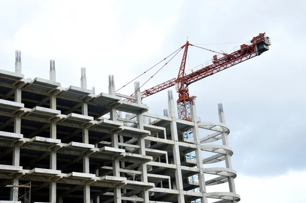 Crane on a building in construction — Stock Photo, Image