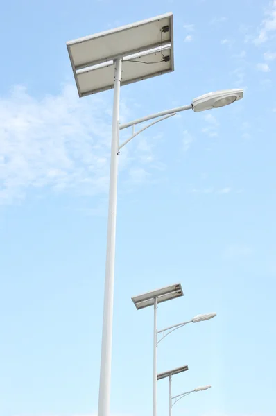 Lampioni con pannelli solari — Foto Stock