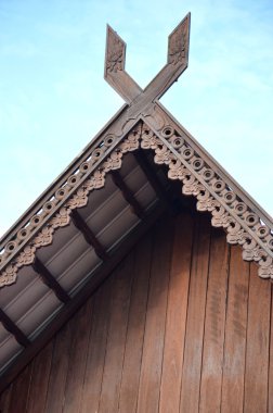 binalar üzerinde geleneksel kabile oymalar