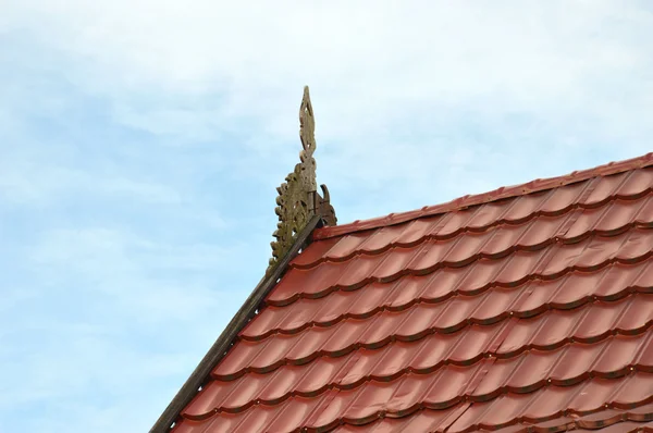 建物の屋根の上に部族の彫刻 — ストック写真