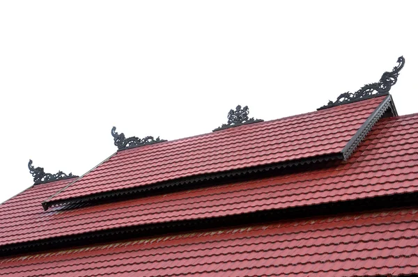 建物の屋根の上に部族の彫刻 — ストック写真