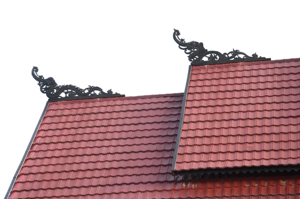 建物の屋根の上に部族の彫刻 — ストック写真