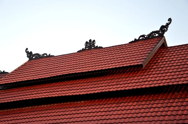 建物の屋根の上に部族の彫刻 — ストック写真