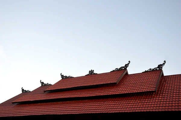 Tribal carvings on the roof top of buildings — Stock Photo, Image
