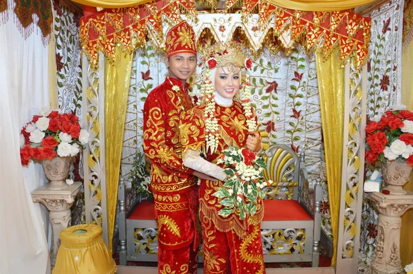Endonezya gelin çiftler — Stok fotoğraf