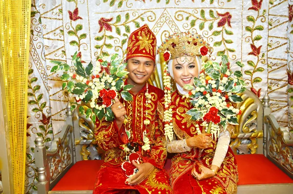 Pasangan pengantin Indonesia — Stok Foto