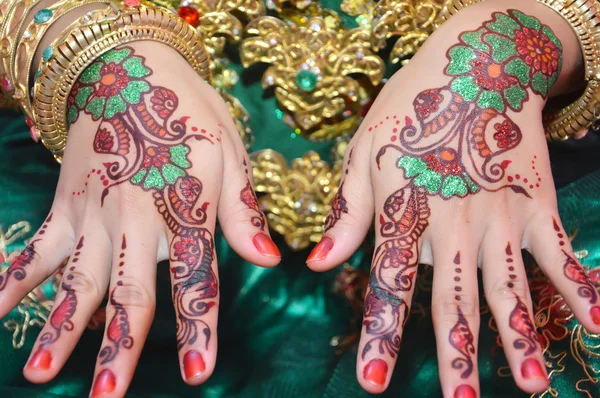 Henna a mãos — Fotografia de Stock