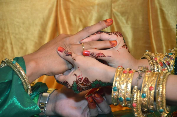 Henna a mãos — Fotografia de Stock