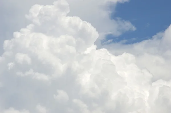 Nuvens brancas — Fotografia de Stock