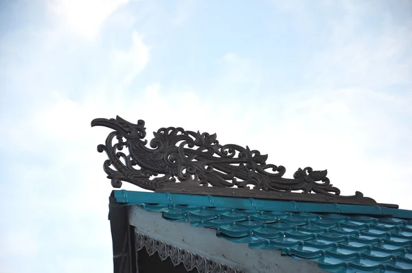 Esculturas tribais no telhado de edifícios — Fotografia de Stock