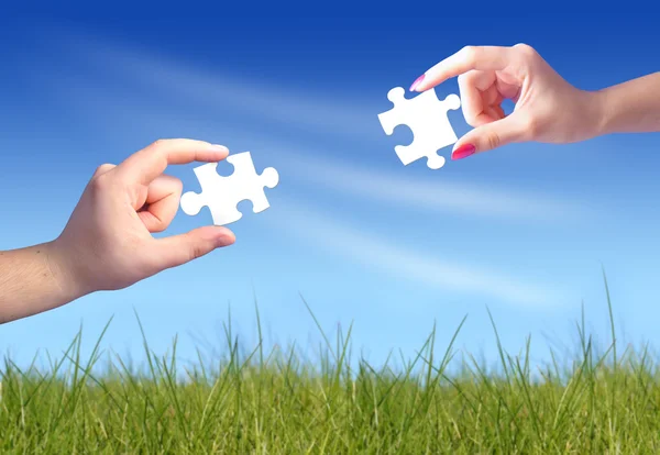 Mani e puzzle. Concetto di comunicazione . — Foto Stock