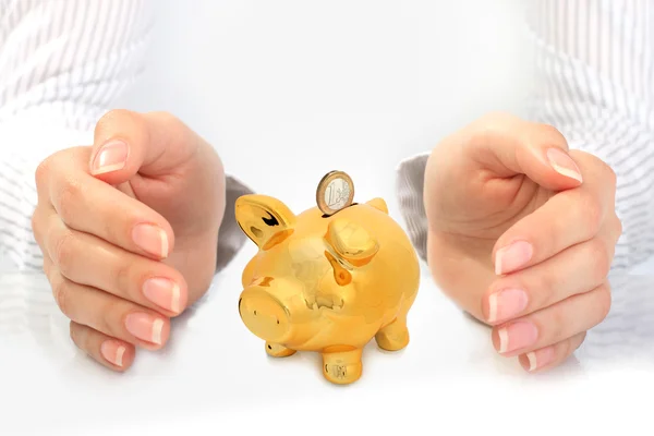 Piggybank e mãos . — Fotografia de Stock