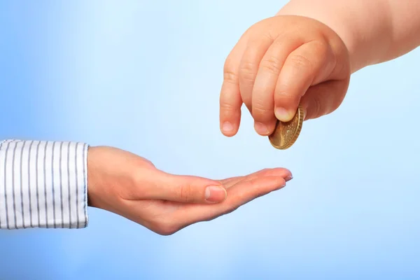 Baby's hand and coin. — Stock Photo, Image