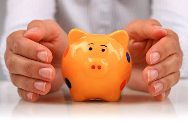 Piggybank och händer. — Stockfoto