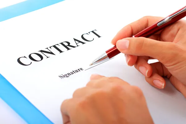Signature du contrat . — Photo